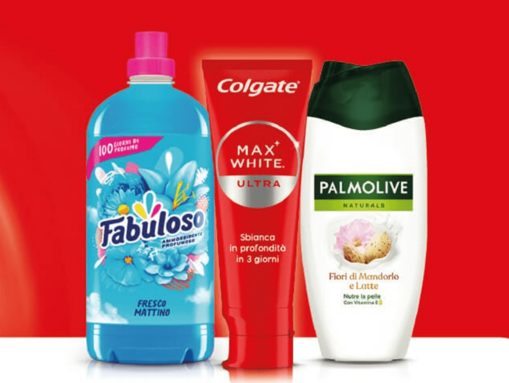 Immagine di prodotti per la cura della casa e della persona, includendo una bottiglia di Fabuloso, un tubetto di dentifricio Colgate Max White Ultra e un flacone di shampoo Palmolive Naturals, su uno sfondo rosso.