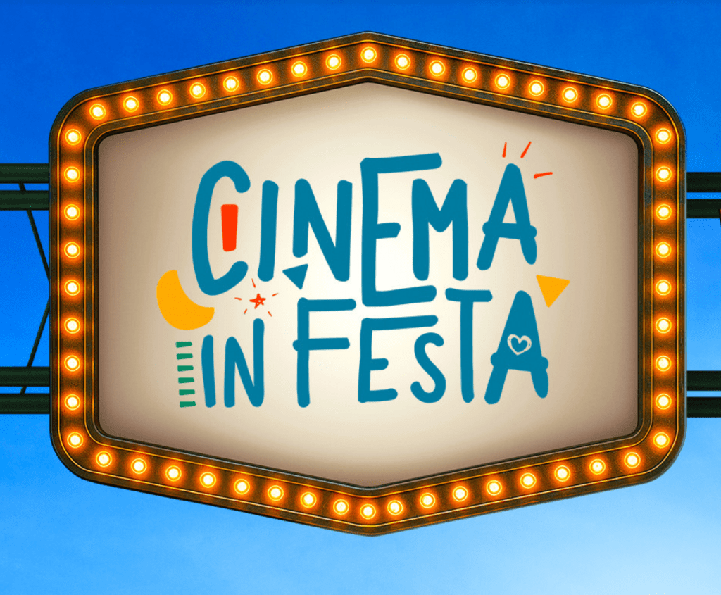 Insegna luminosa con la scritta 'Cinema in Festa' su sfondo blu, decorata con luci brillanti.