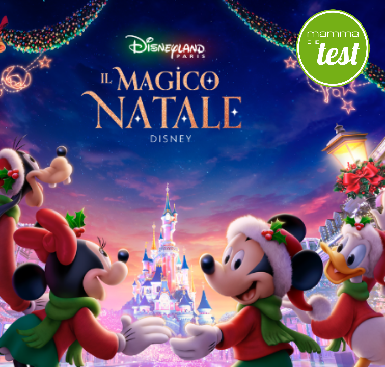 Immagine festiva di Disneyland Paris con personaggi Disney, tra cui Topolino, Minnie, e Paperino, che celebrano il Natale davanti a un castello illuminato sullo sfondo.